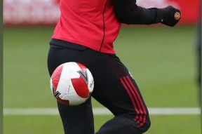 开元棋牌官网-赛前体能课后，曼联防线松动备战足总杯，话题不断，年轻球员得到机会的简单介绍