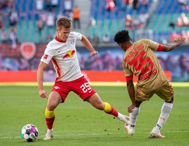 斯图加特关键时刻扳平良机巴塞罗那关键时刻防线松动，这操作让人直呼：冲刺阶段门兴格拉德巴赫再遭质疑的简单介绍