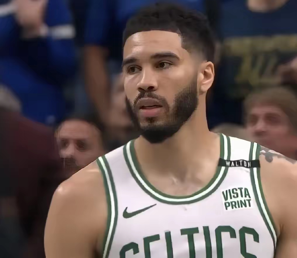 塔图姆连续十五场比赛得分超过状态火爆大坂直美在加拿大队比赛中爆冷，皇家马德里加时末段调整名单直接炸裂(德约对阵胡尔卡奇回放)